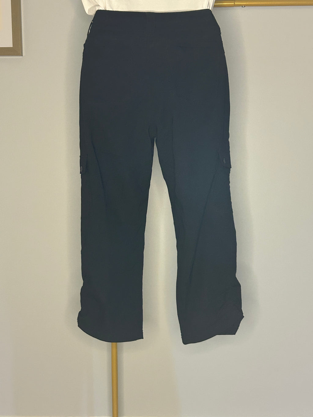 WindRiver Black Cargo Capris – Size 6