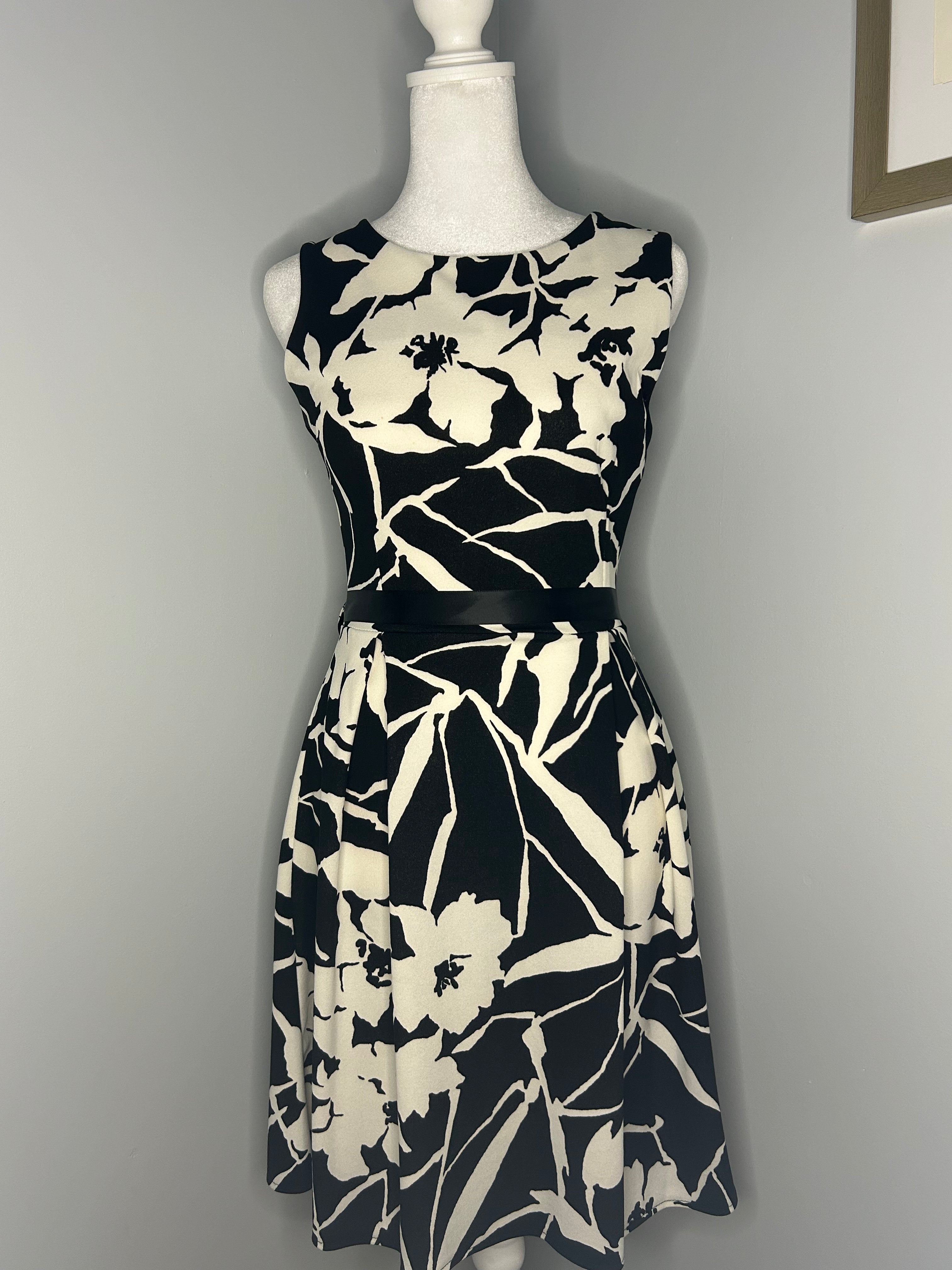 Blu Royal Floral Fit & Flare Dress - Size 6