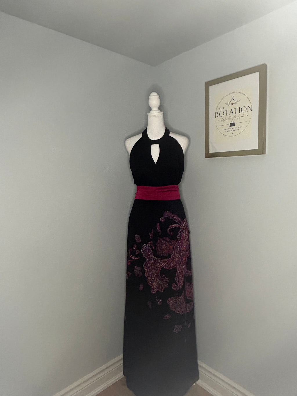 Le Château Black & Magenta Embroidered Halter Gown Size: Large