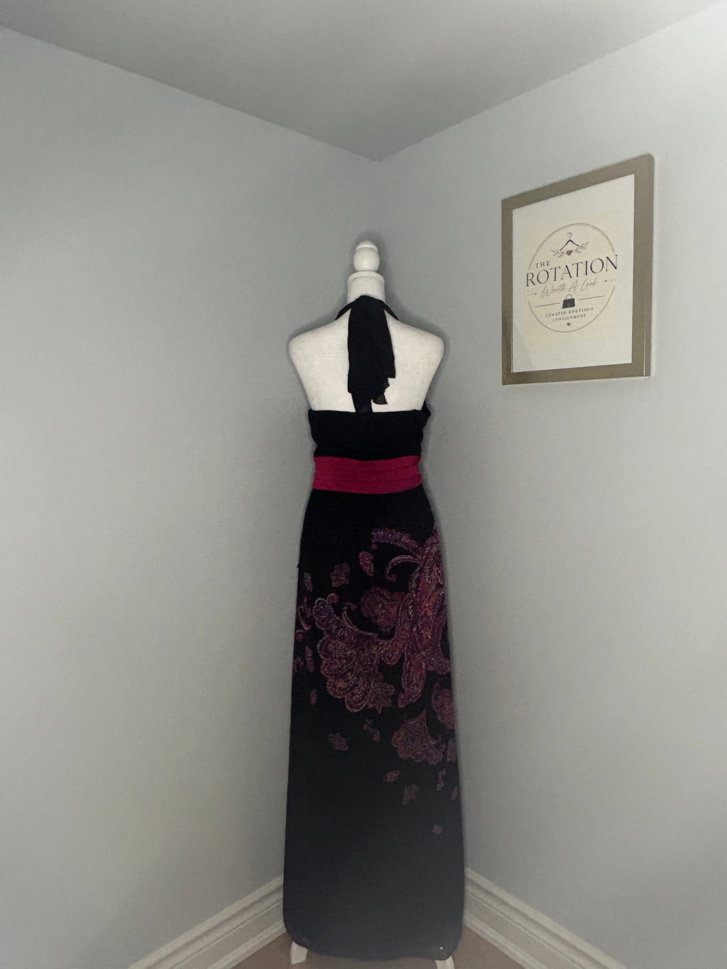 Le Château Black & Magenta Embroidered Halter Gown Size: Large