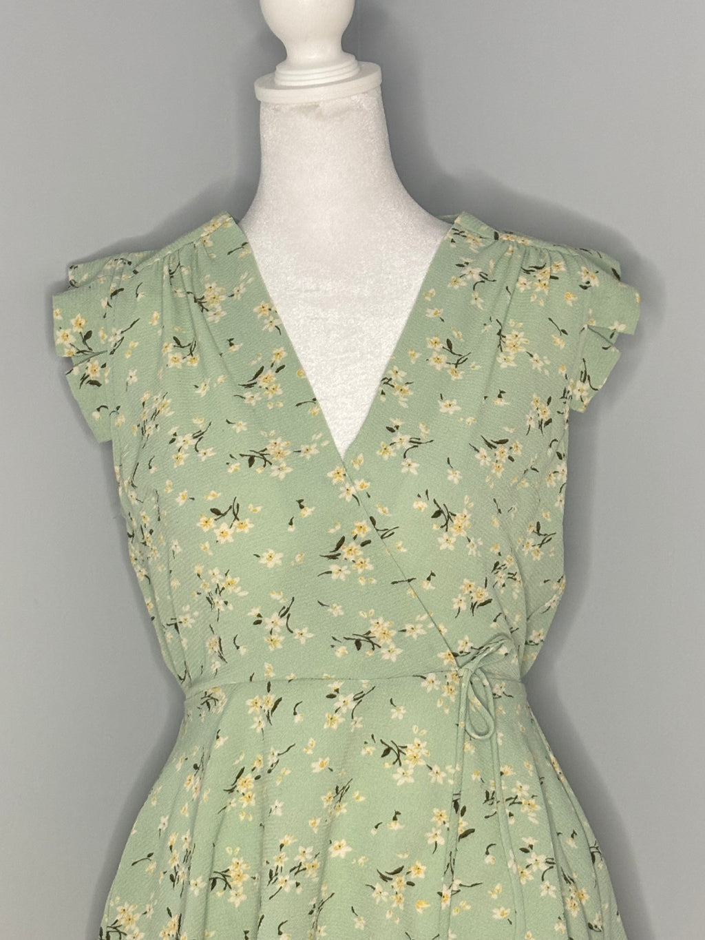 Monteau Los Angeles Floral Faux Wrap Peplum Top Size Medium