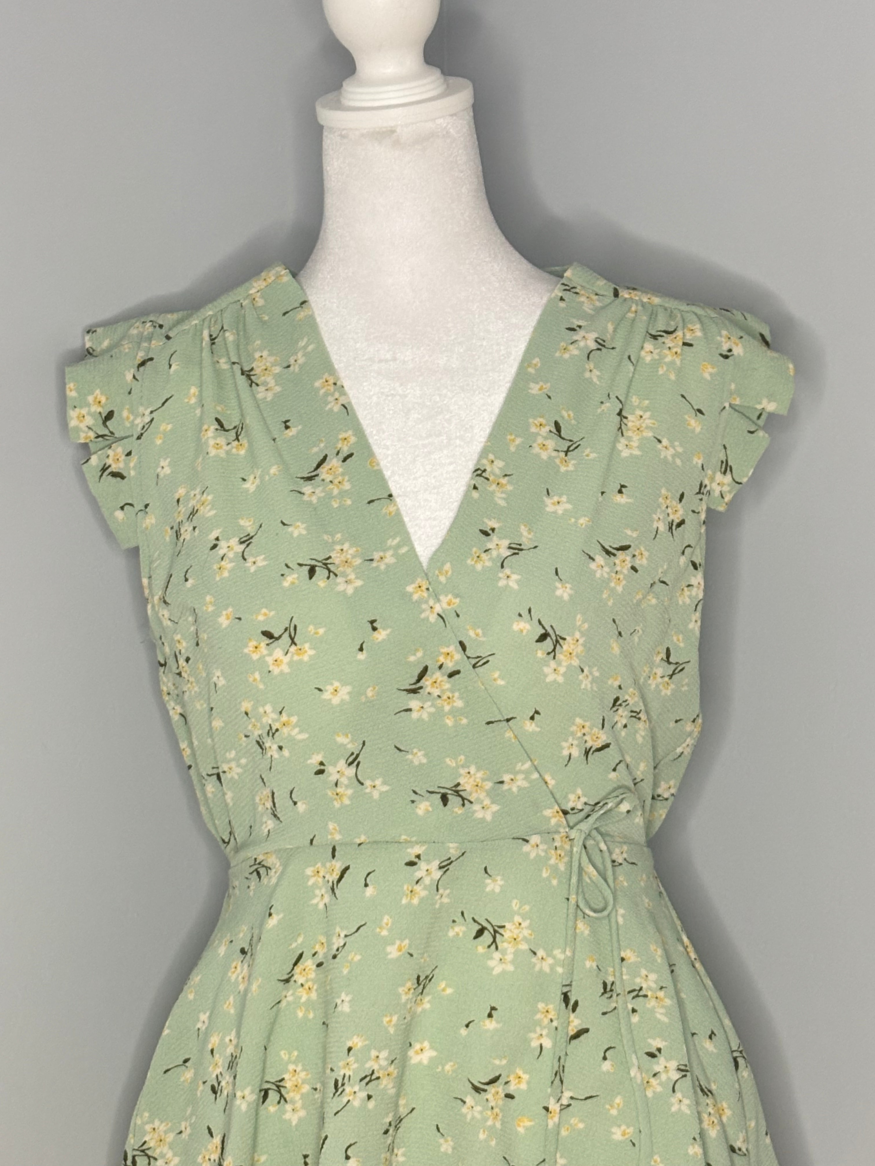 Monteau Los Angeles Floral Faux Wrap Peplum Top Size Medium