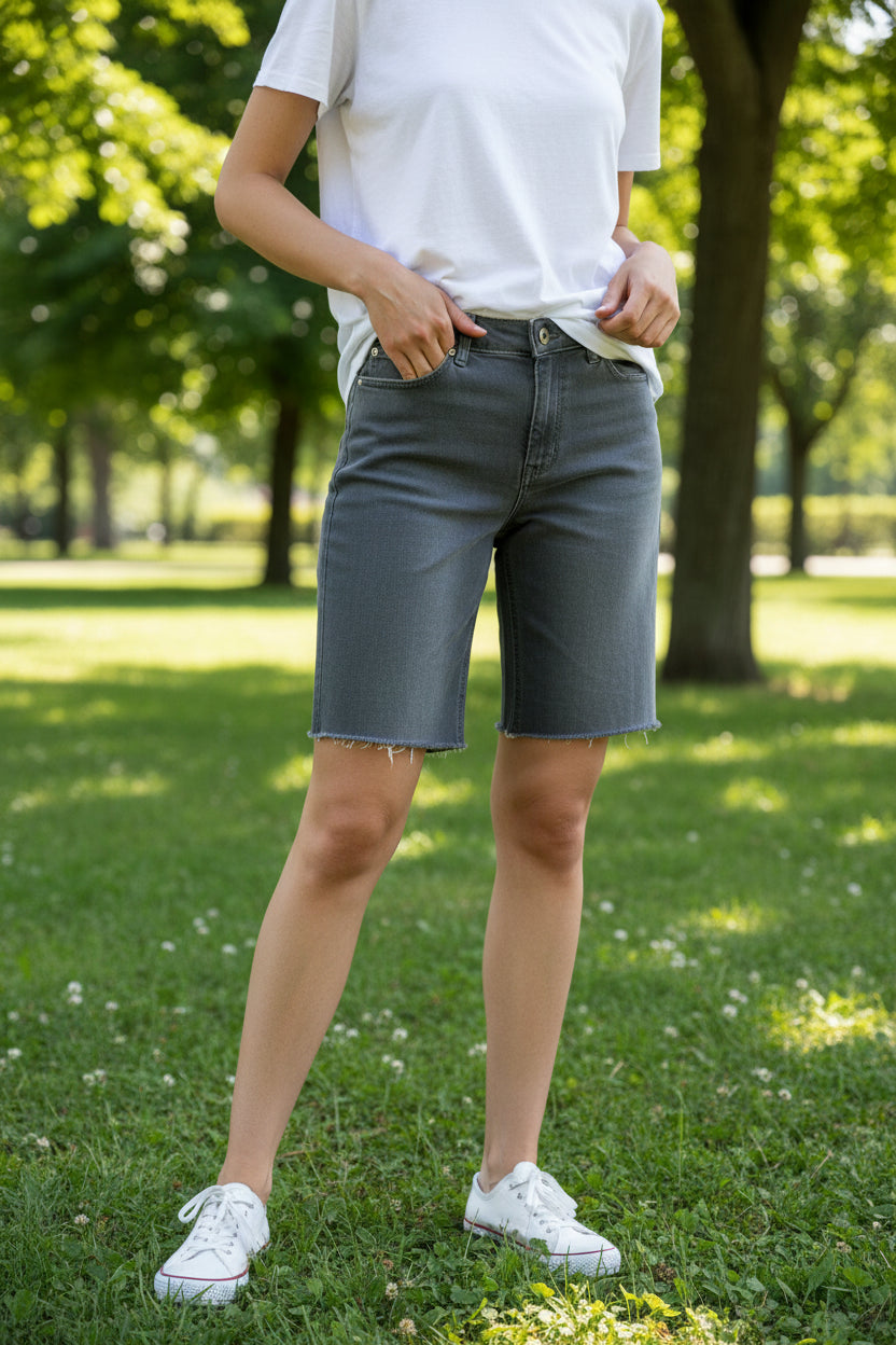 Two by Vince Camuto Gray Denim Shorts – Size 27